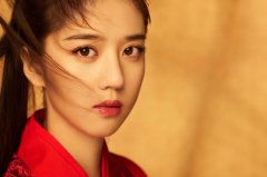 李凯馨一袭红衣又美又飒 尽显侠女风采