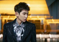 王源亮相金鸡奖闭幕式 钢琴演奏致敬光影艺术