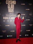 林彦俊真空西装出席活动 驾驭枫叶红演绎绅士魅力