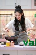 周洁琼《美食告白记》挑战厨房硬菜 闺蜜聚会回忆笑泪故事