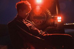 代旭幻夜逆光写真曝光 A气十足尽显男性荷尔蒙