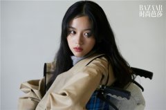 周也登《时尚芭莎》电子创刊号 绯红长裙演绎暗黑童话 