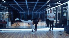 谭维维健身课堂第三期上线 壶铃钟摆练习大力甩出“蜜桃臀”