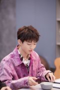 王俊凯神预测乐队表演 前排吃瓜燃烧模仿之魂