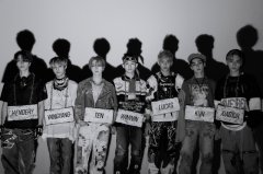 威神V 首张正规专辑《Awaken The World》团体