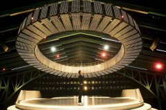 《乘风破浪的姐姐》开播 成团见证人黄晓明开启“PD之旅”