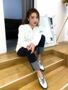 演员贡米晒工作照 红唇湿发成熟大方