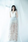 张雪迎亮片立体羽毛裙出席活动 长发温婉