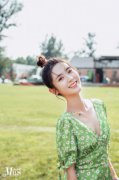 邢菲最新杂志夏日大片 治愈系微笑诠释热