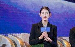 00后新锐演员伊米娜亮相电影节 身着西装