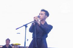   唱作人邓见超杭州草莓音乐节实力开唱