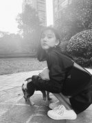 宋祖儿与萌宠合拍 展现酷飒甜美风