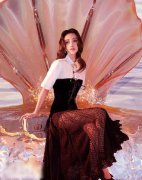Angelababy登《红秀》封面 珍珠落泪妆复古