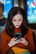 刘竞优雅观影 低调简洁穿搭温暖精致 