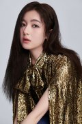 李兰迪少女与木偶人大片曝光 眼神凸显张