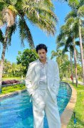 李子峰晒照长腿抢镜 网友：白马王子上线