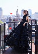 Angelababy出席时尚活动 黑玫瑰造型登热搜