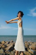 杨懿、钱冬旎化身“红白玫瑰”　现身海