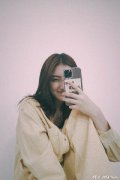 伊米娜分享日常穿搭，展现甜酷女孩风格