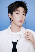 吴宇恒六一扫楼人气高  创意送“蟹蟹”