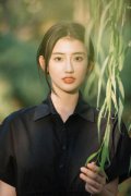 伊米娜分享库存视频，展现帅气慵懒魅力