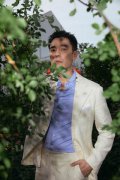 李光洁发博晒“神秘”照片 拍摄地点引发