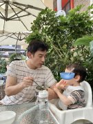 李光洁发文晒穿搭 清爽系带娃出街展现铁