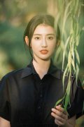 00后小花伊米娜最新写真曝光 五官浓烈却