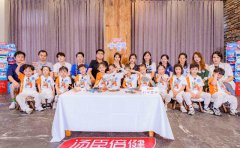 萌娃与父母携手排练毕业大戏 遵从内心书写《不要小看我》