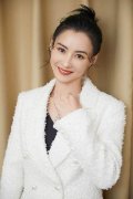 张柏芝扎丸子头出席活动 白色西装夹克释
