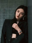 宋祖儿穿黑西装出席活动 港风酷飒感十足