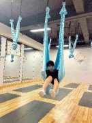 谢兴阳体验空中瑜伽 高难度动作笑容满满