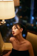 宋祖儿黑色长裙亮相活动 港风氛围感十足