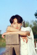 何洛洛草间少年写真释出  沐浴秋光元气