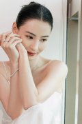 张柏芝穿吊带长裙性感迷人，肩颈线优越