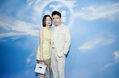 秦岚与旗下艺人王冠逸现