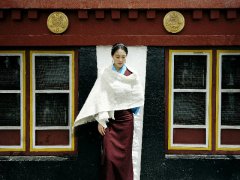 王力可民族风写真曝光 简约撞色彰显强烈