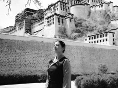 王力可黑白色调写真曝光 电影镜头下尽显